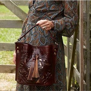 Patricia Nash Cut Out Tooling Collection Otavia
Bucket Bag- British
Tan